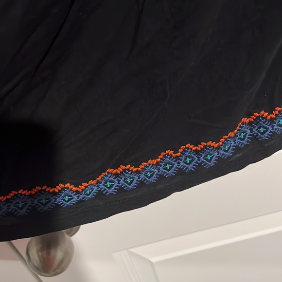 EUC off shoulder black with embroidered hem/sleeves - Picture 4 of 4